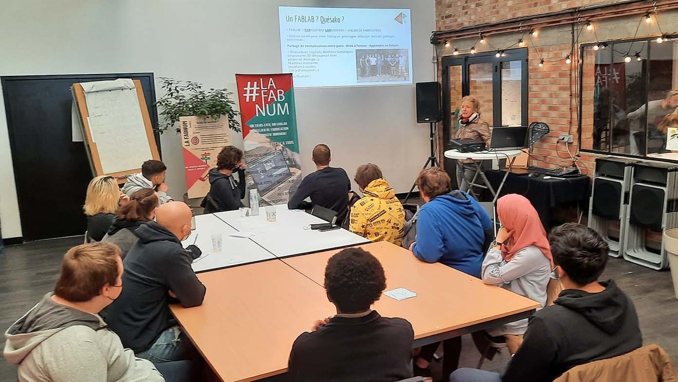 Photo d&apos;une présentation du FabLab, par la FabNum