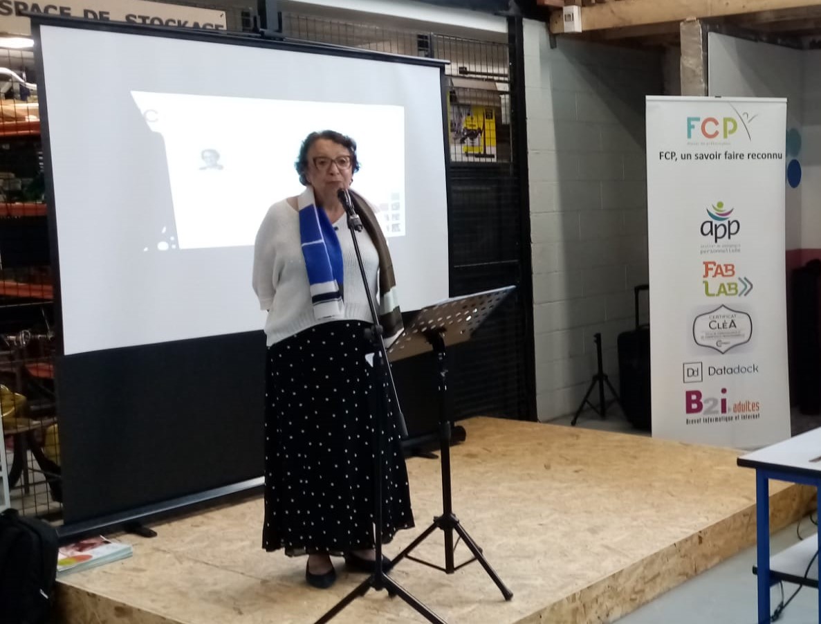 Photo de Chantal Defrance, la présidente du FCP, durant un discours