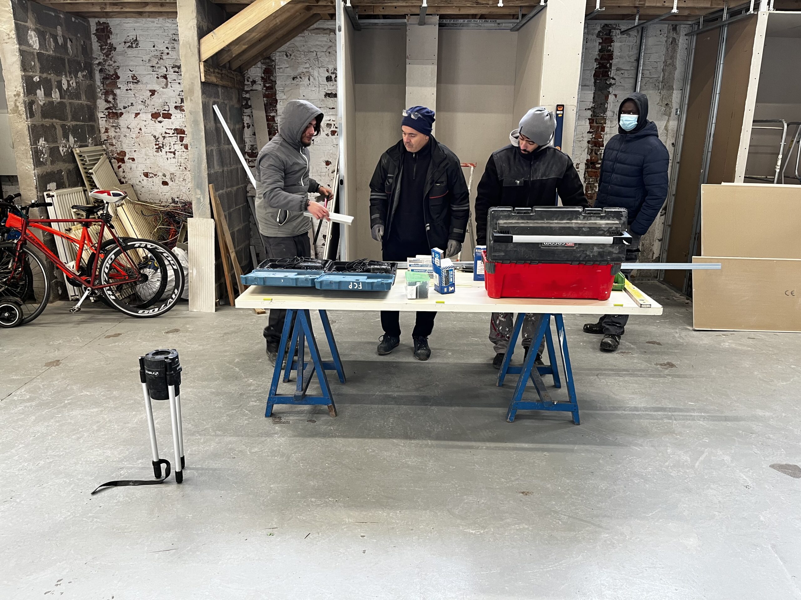 Des jeunes de l&apos;ACI Première Marche du Chantier Permanent, travaillant en box d&apos;apprentissage