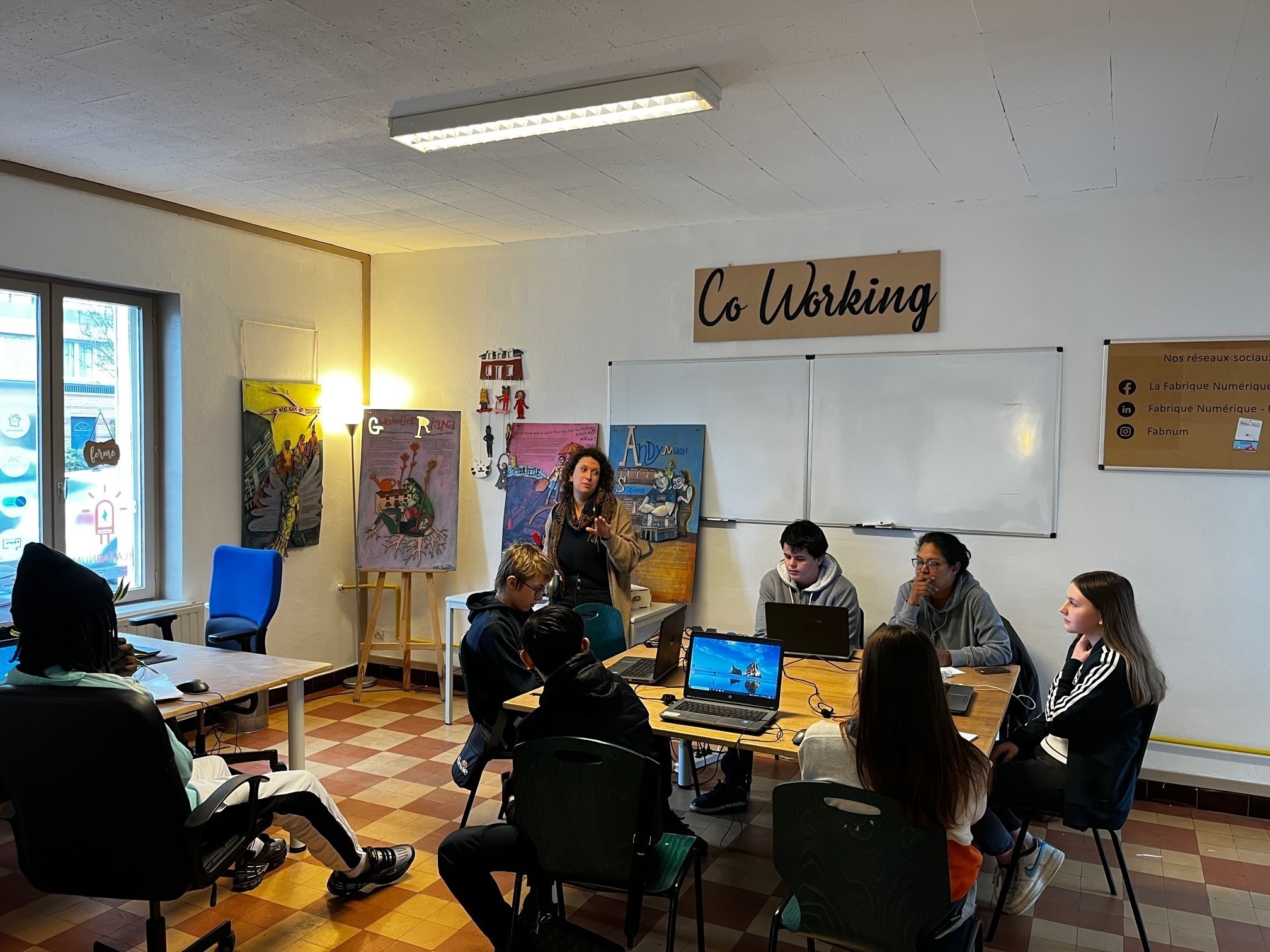 Des jeunes du dispositif 3R lors d&apos;un atelier découvertes à la FabNum